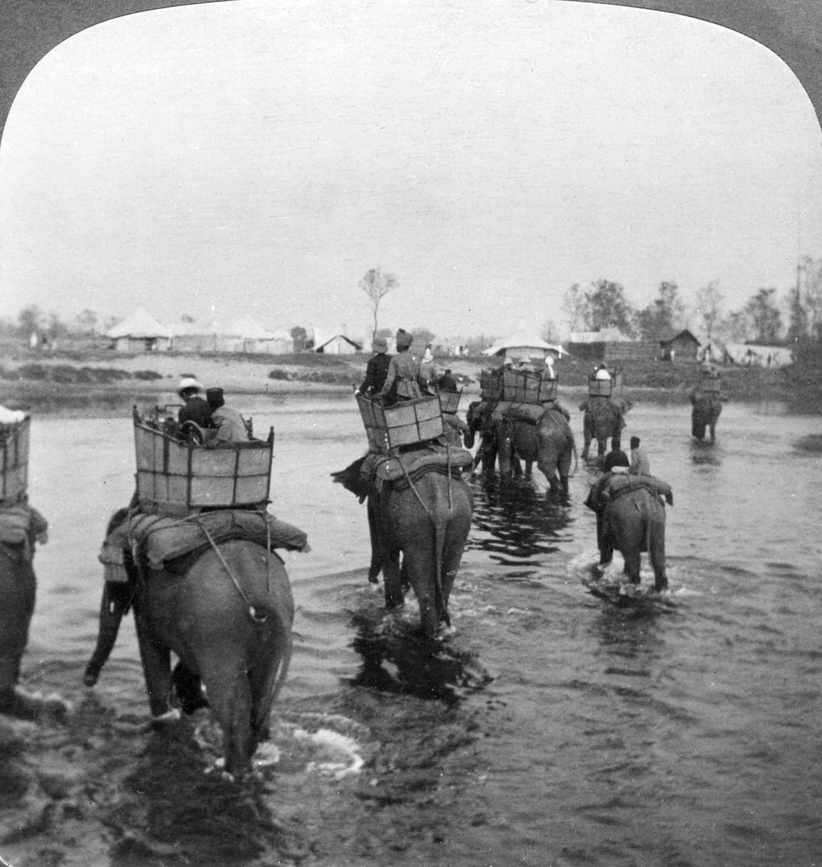 Retornando ao acampamento depois de um dia de filmagens na selva de Behar, Índia, 1909. de Underwood and Underwood