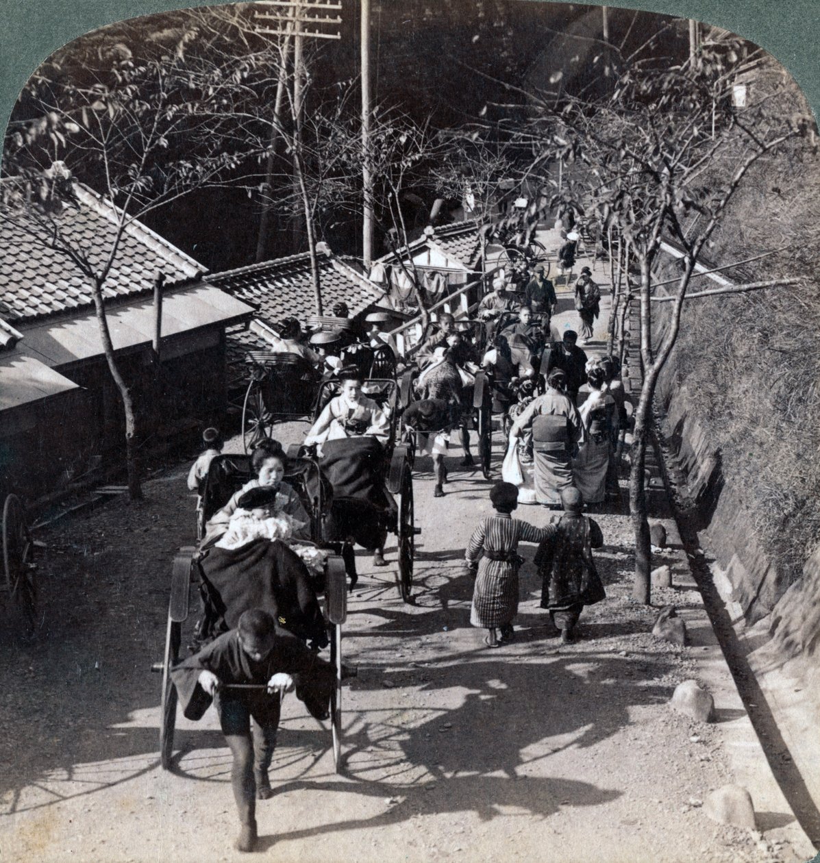 Montando no Templo Daijingu, para o festival de culto xintoísta da Deusa do Sol, Yokohama, Japão, 1904. de Underwood and Underwood