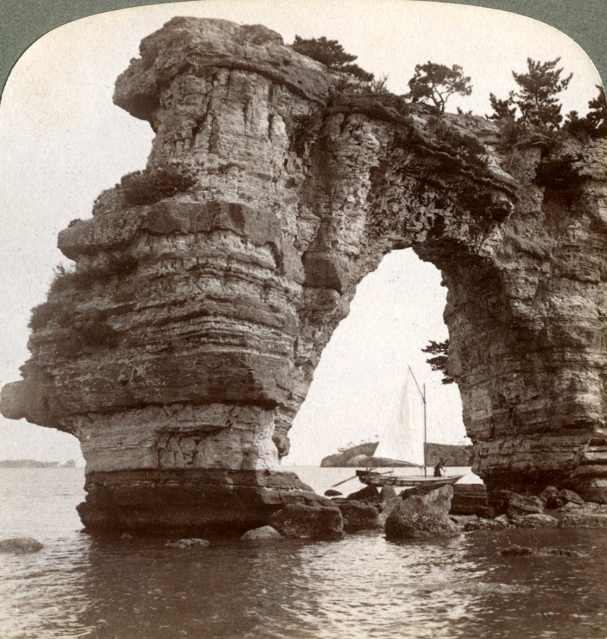 Arco de rocha na baía de Matsushima, sudeste do Japão, 1904. de Underwood and Underwood
