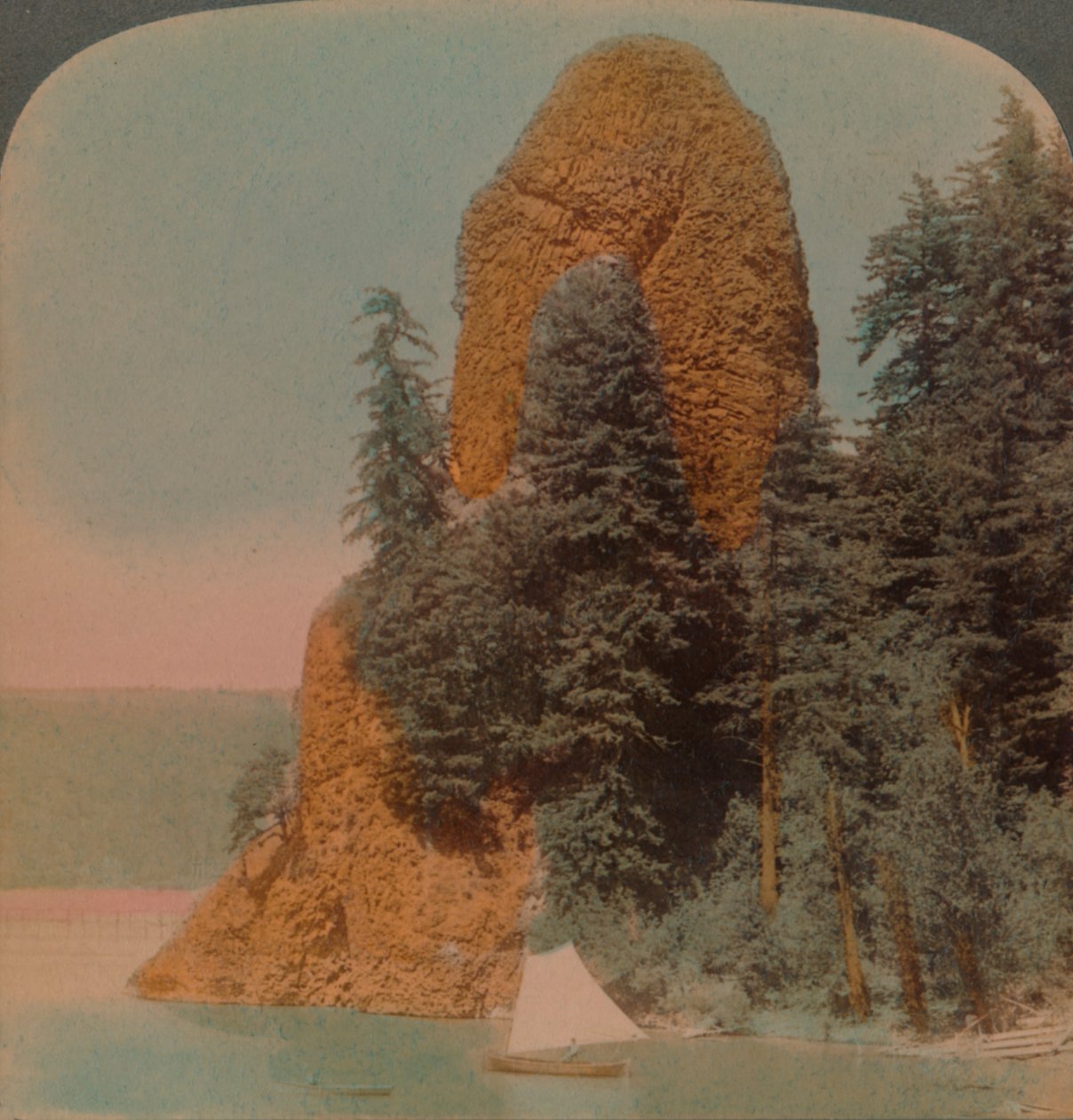 Rooster Rock, curiosa formação rochosa ao longo do rio Columbia, Oregon, 1902. Artistas: Elmer Underwood, Bert Elias Underwood. de Underwood and Underwood