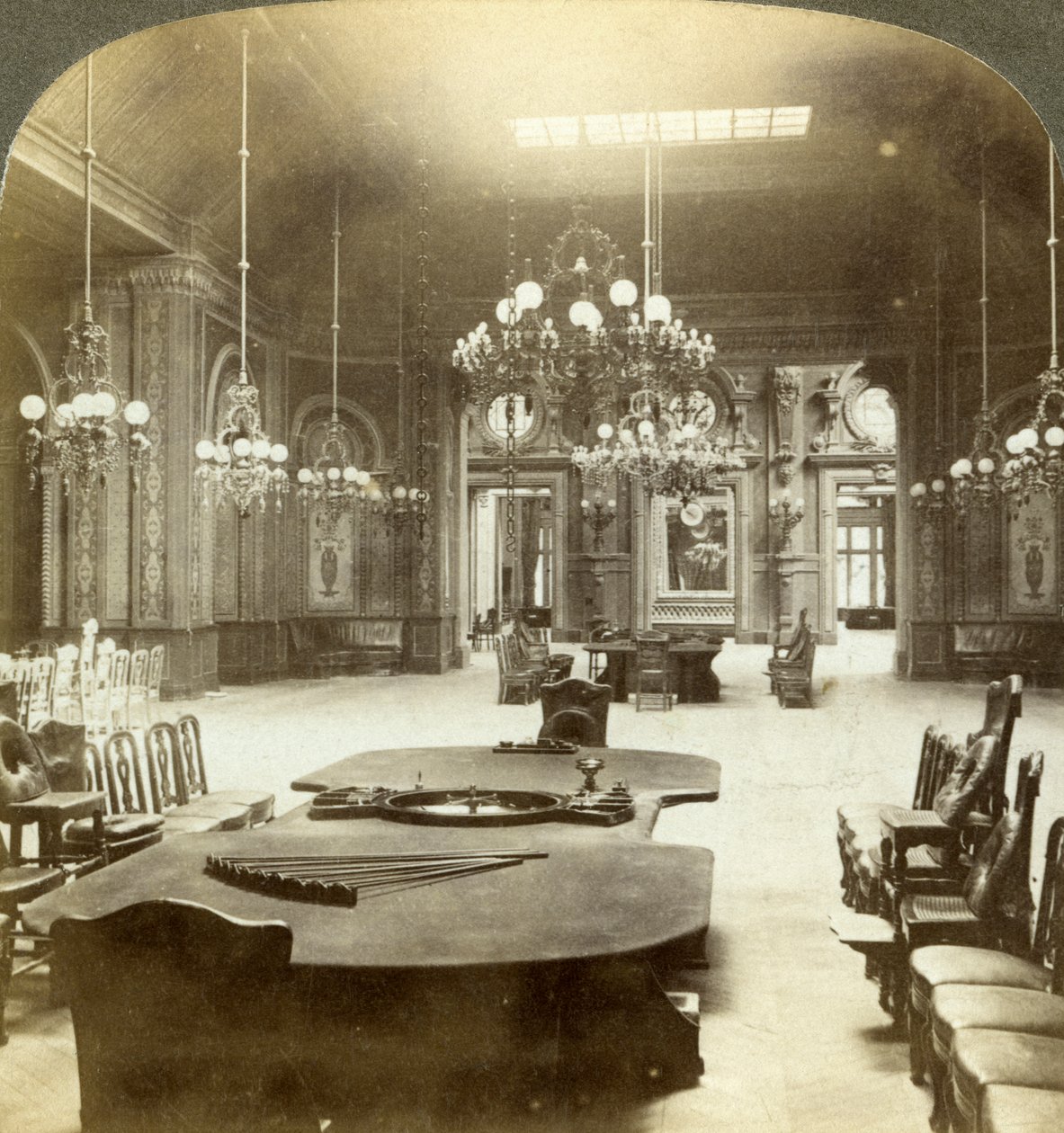 Sala de Roleta, Monte Carlo, Mônaco. de Underwood and Underwood