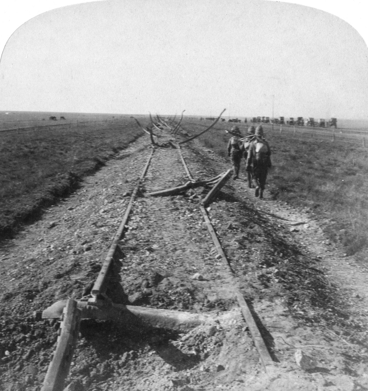 Royal Engineers que repara uma estrada de ferro destruída pelos Boers, Kroonstad, África do Sul, 1900 de Underwood and Underwood