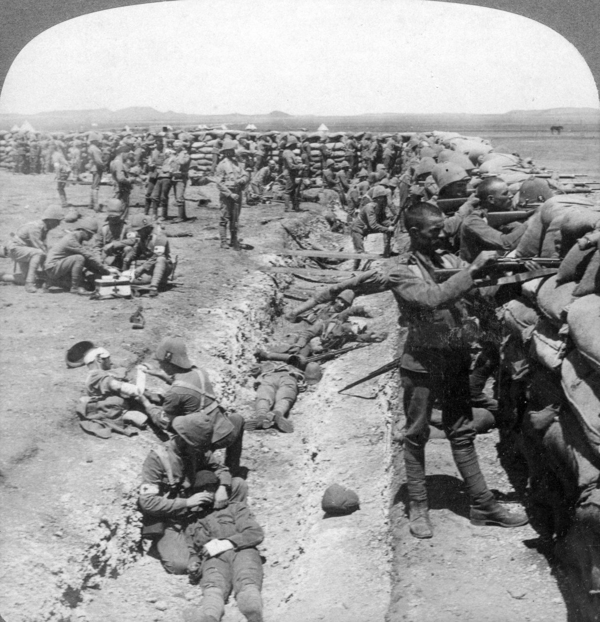 Fusiliers reais de Munster que lutam em Honey Nest Kloof, África do Sul, 1900. de Underwood and Underwood