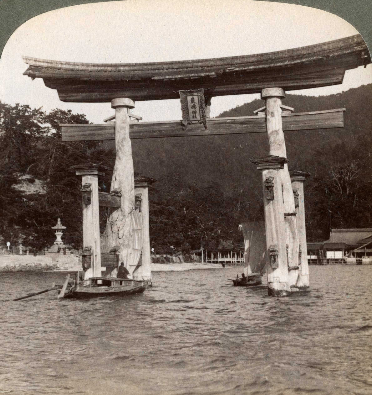 Portão torii sagrado subindo do mar, santuário de Itsukushima, ilha de Miyajima, Japão, 1904 de Underwood and Underwood