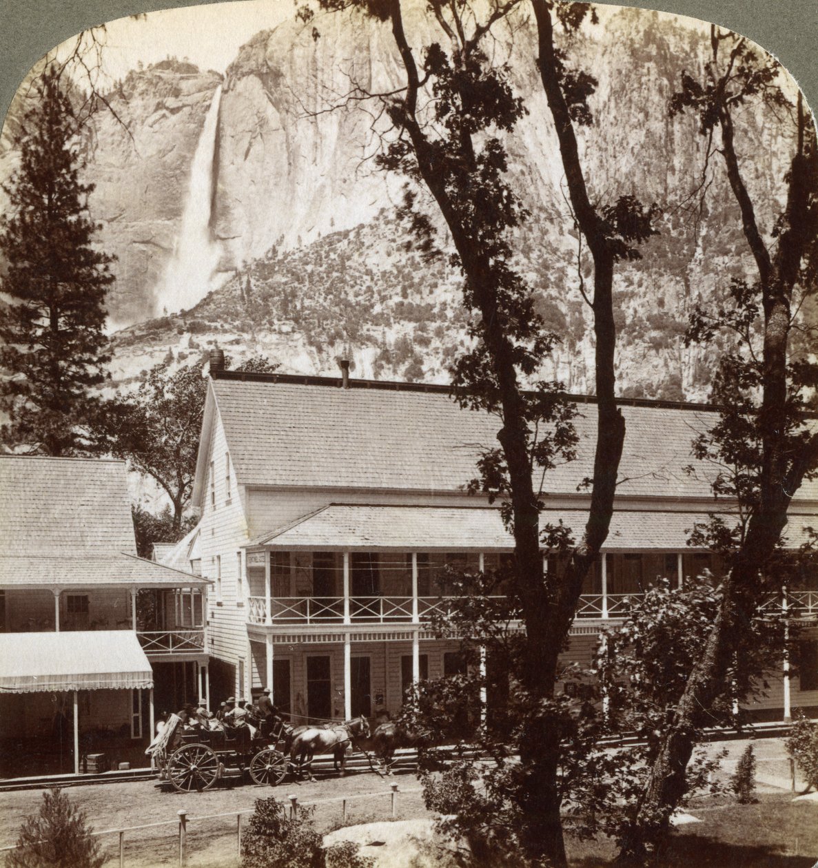 Sentinel Hotel, olhando para o norte através do vale para Yosemite Falls, Califórnia, EUA, 1902 de Underwood and Underwood