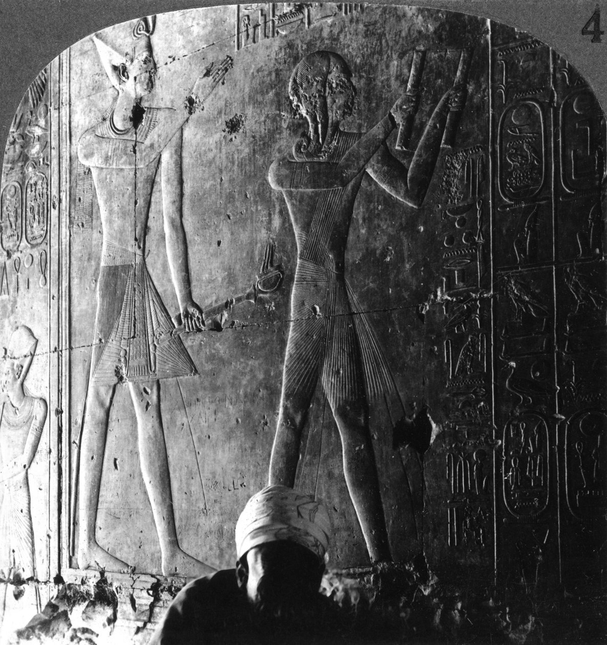 Sethos I e seu filho Ramsés II adorando seus ancestrais, Abydos, Egito, c1900. de Underwood and Underwood