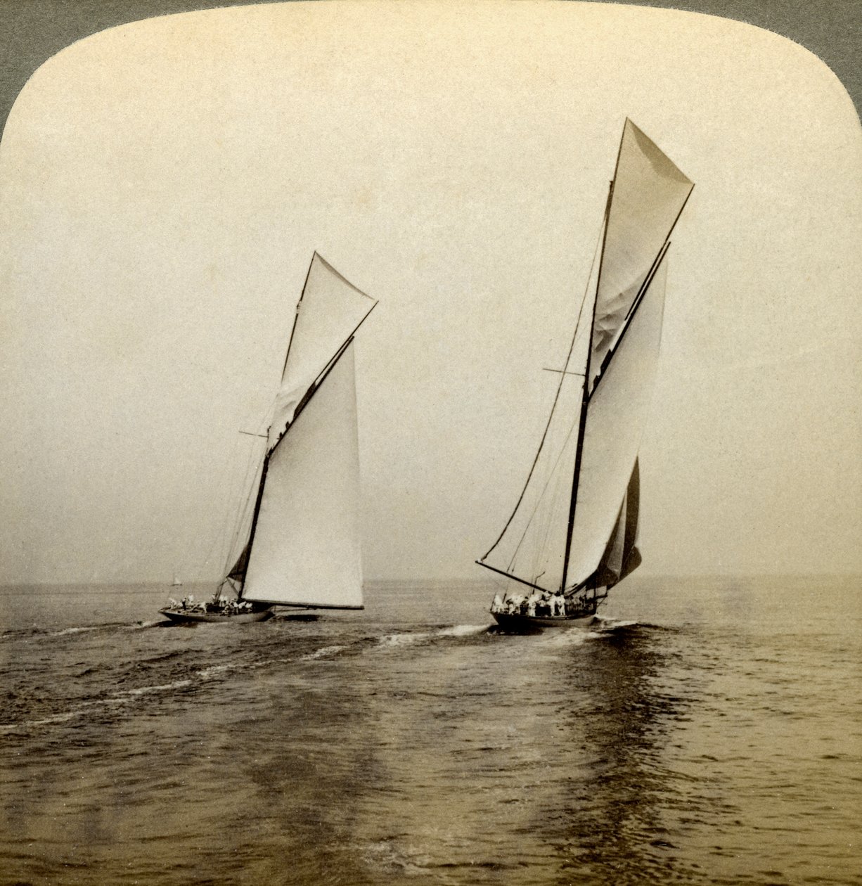 Shamrock I e Shamrock III em uma corrida experimental em Sandy Hook, EUA. de Underwood and Underwood