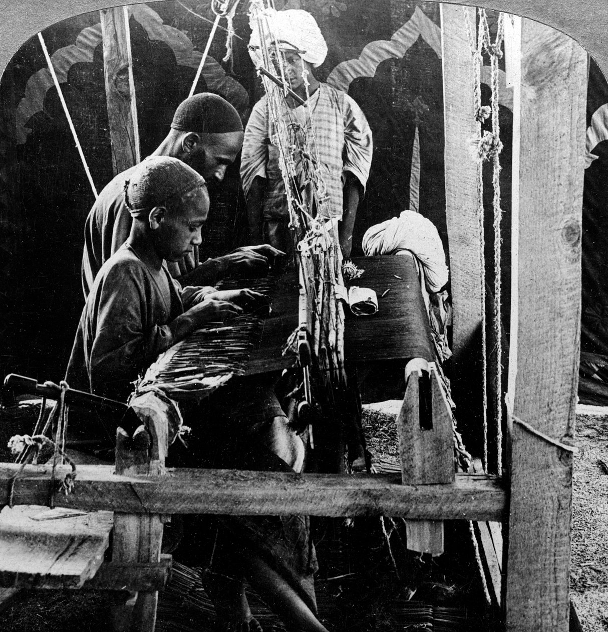 Tecelões de xaile, Caxemira, Índia, c1900s. de Underwood and Underwood