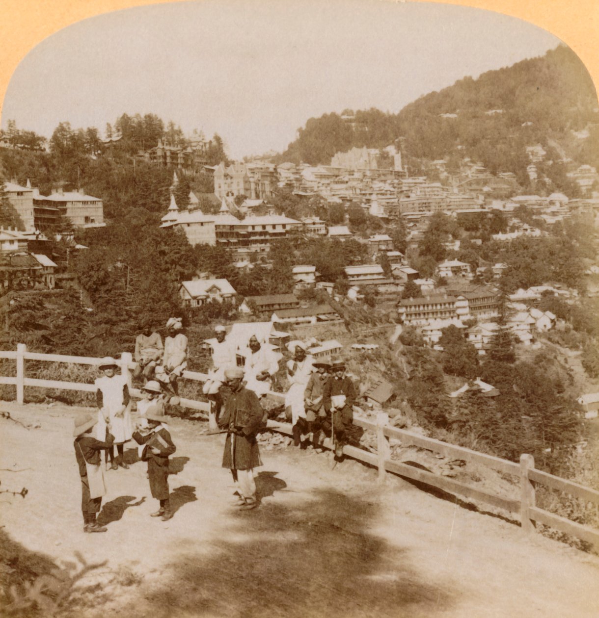 Simla, a bela estância de montanhas do Himalaia ..., Índia, 1902. de Underwood and Underwood