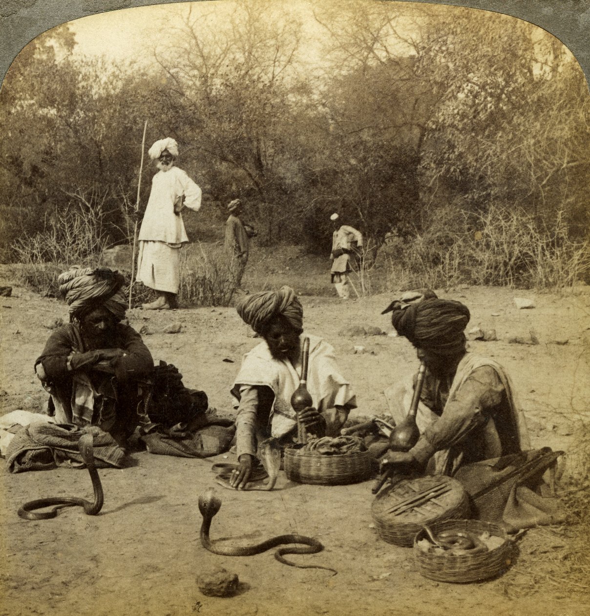 Encantadores de serpentes, Delhi, Índia. de Underwood and Underwood