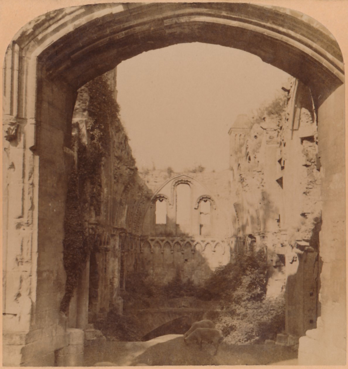 Capela de St. Josephs, século 6 da abadia de Glastonbury, 1900. de Underwood and Underwood