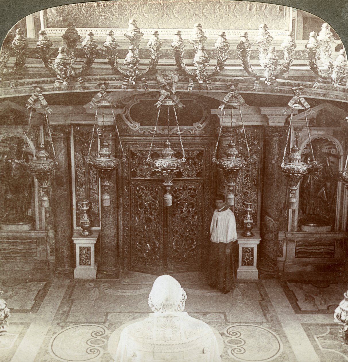 Túmulo de São Pedro, Basílica de São Pedro, Roma, Itália de Underwood and Underwood