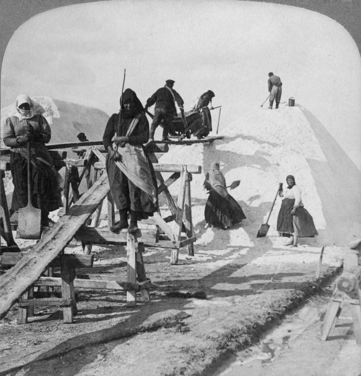 Empilhamento de sal nos grandes campos de sal de Solinen, Mar Negro, Rússia, 1898. de Underwood and Underwood