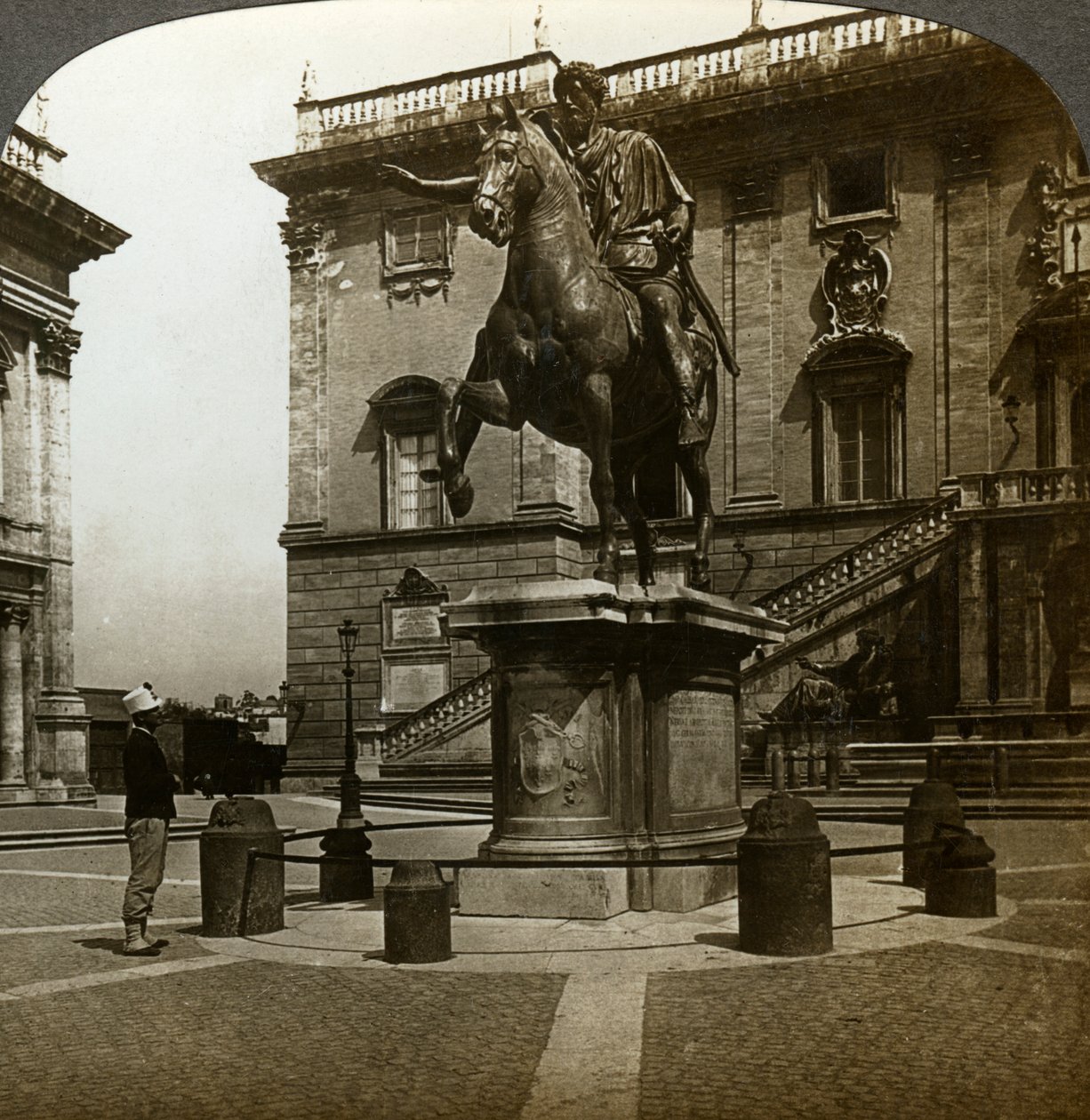 Estátua do imperador Marcus Aurelius, Roma, Itália. de Underwood and Underwood