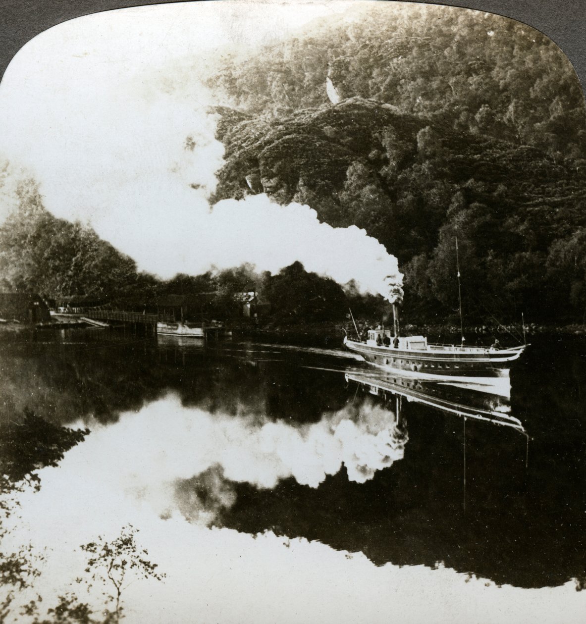 Iate a vapor no Loch Katrine, na Escócia. de Underwood and Underwood