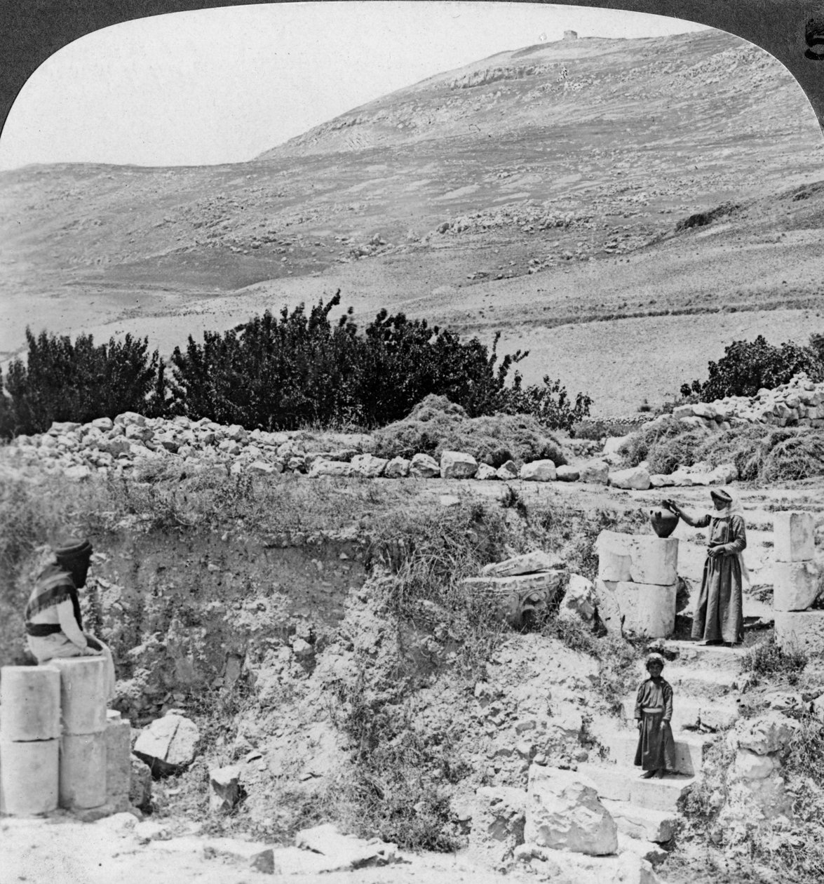 Degraus que levam ao poço de Jacobs, olhando para noroeste, Palestina Israel, 1905. de Underwood and Underwood