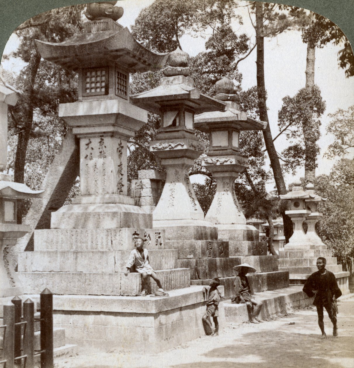 Lanternas de pedra e Sumiyoshi, Osaka, Japão, 1904 de Underwood and Underwood