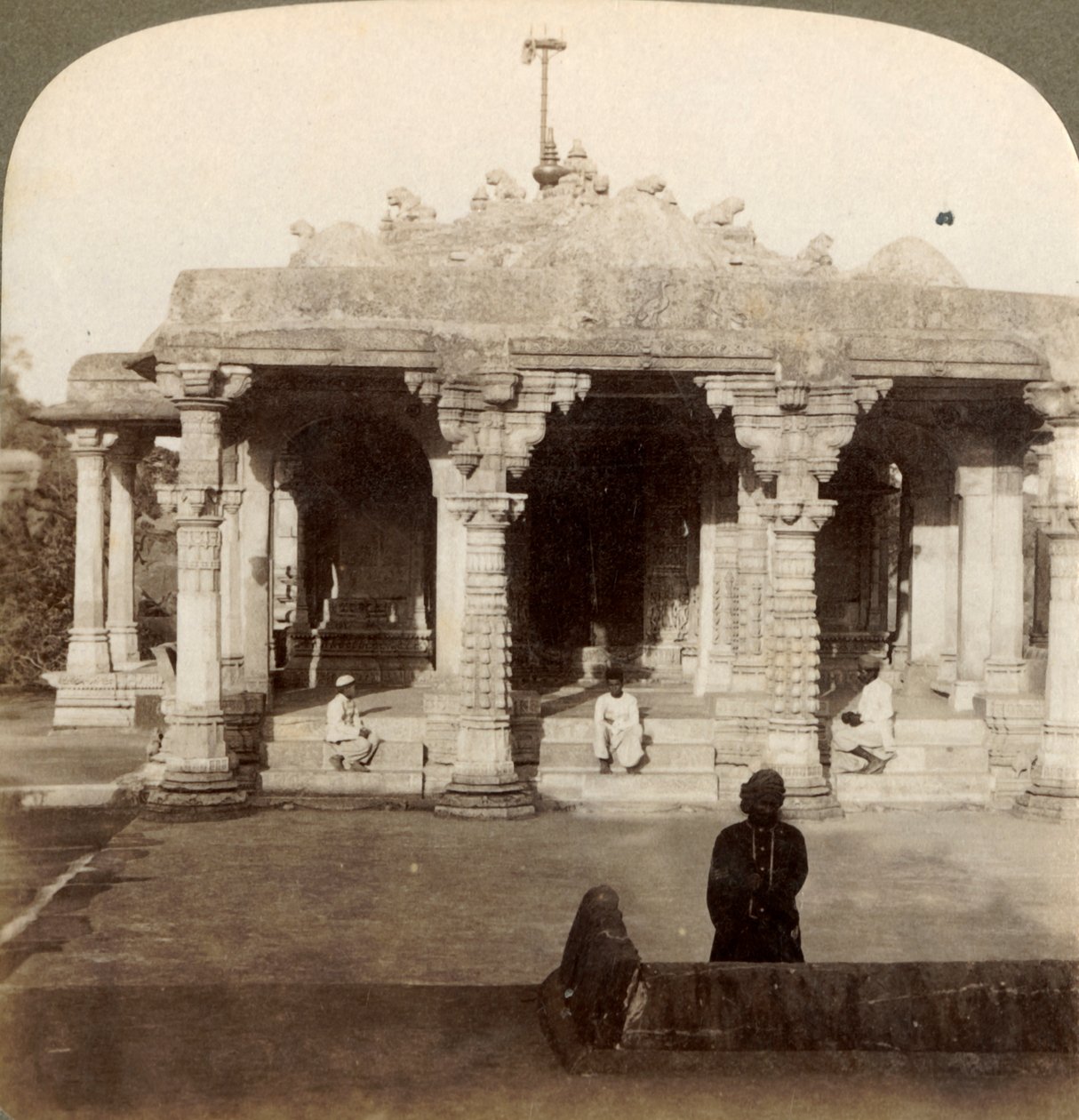 Templos de mármore soberbos em Dilwarra, em Abu, a montanha sagrada dos jainistas, Índia, 1903. de Underwood and Underwood