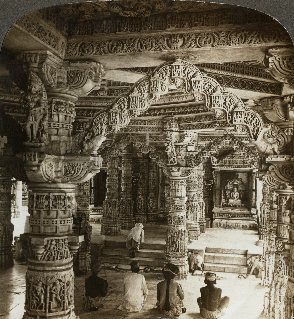 Templo de Vimal Vasahi, Mount Abu, Rajasthan, Índia. de Underwood and Underwood