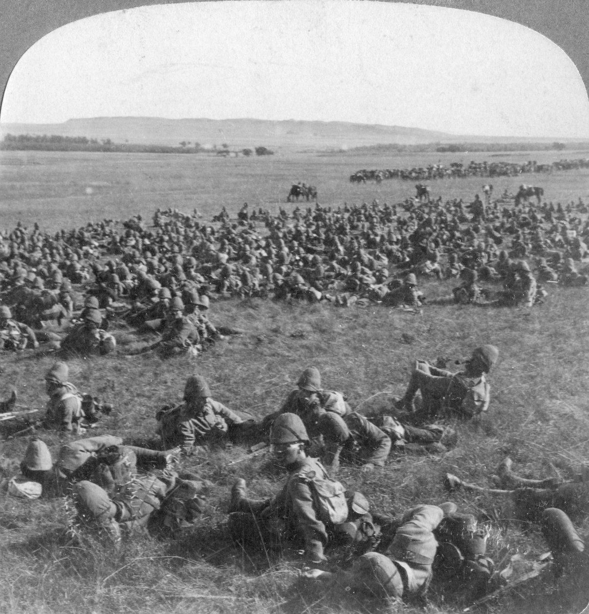 A 9a Divisão descansando na marcha para Bloemfontein, África do Sul, Guerra dos Bôeres, 1901 de Underwood and Underwood