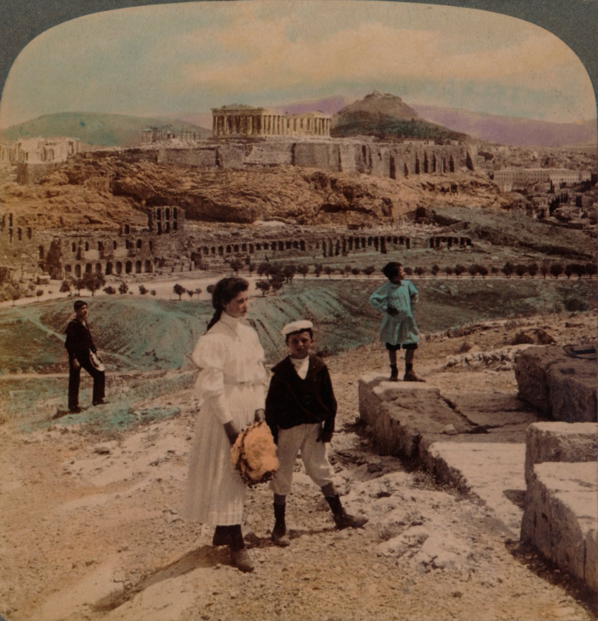 A Acrópole de Atenas, Lycabettus e Palácio Real, do monumento Philopappos, 1907. Artistas: Elmer Underwood, Bert Elias Underwood. de Underwood and Underwood