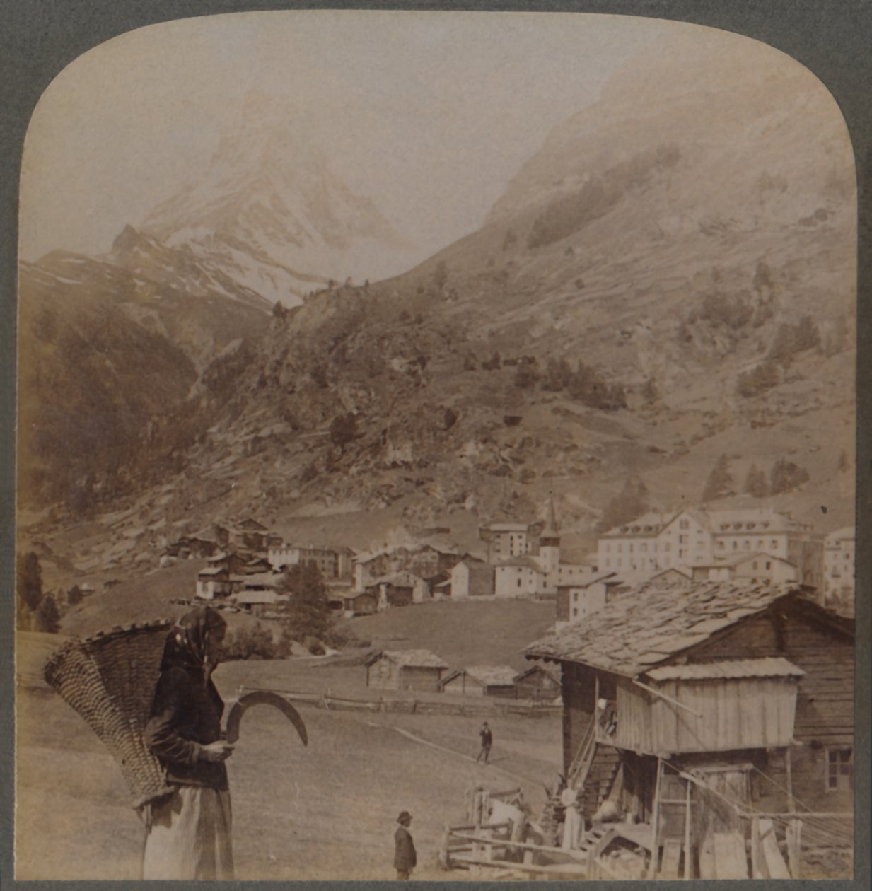O Santuário dos Espíritos Alpinos - o encantador Zermatt e a Matterhorn Suíça, 1901. de Underwood and Underwood