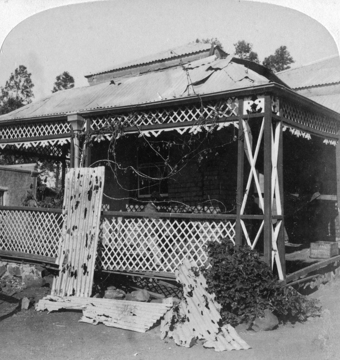 O clube que foi atingido por um projétil de 94 kg Boer, cerco a Mafeking, África do Sul, 1901. de Underwood and Underwood