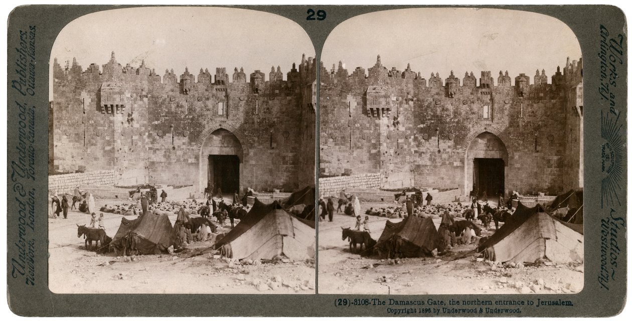 O portão de Damasco, a entrada norte de Jerusalém, Palestina, 1896. de Underwood and Underwood