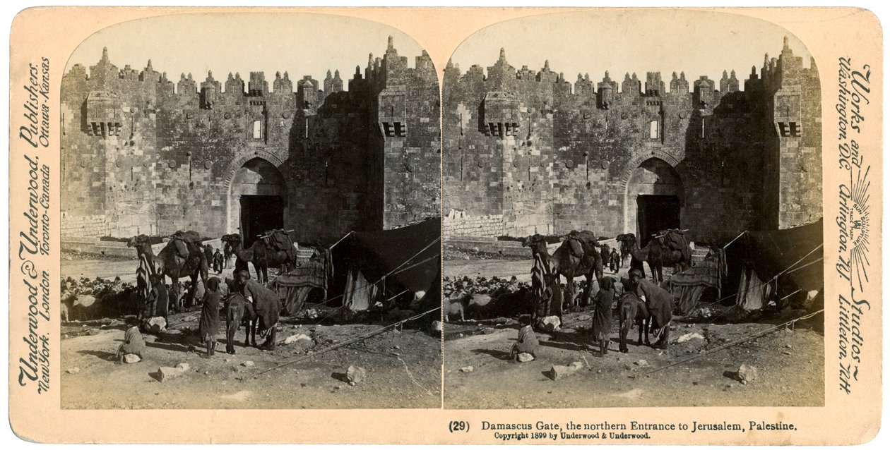 O portão de Damasco, a entrada norte de Jerusalém, Palestina, 1899. de Underwood and Underwood