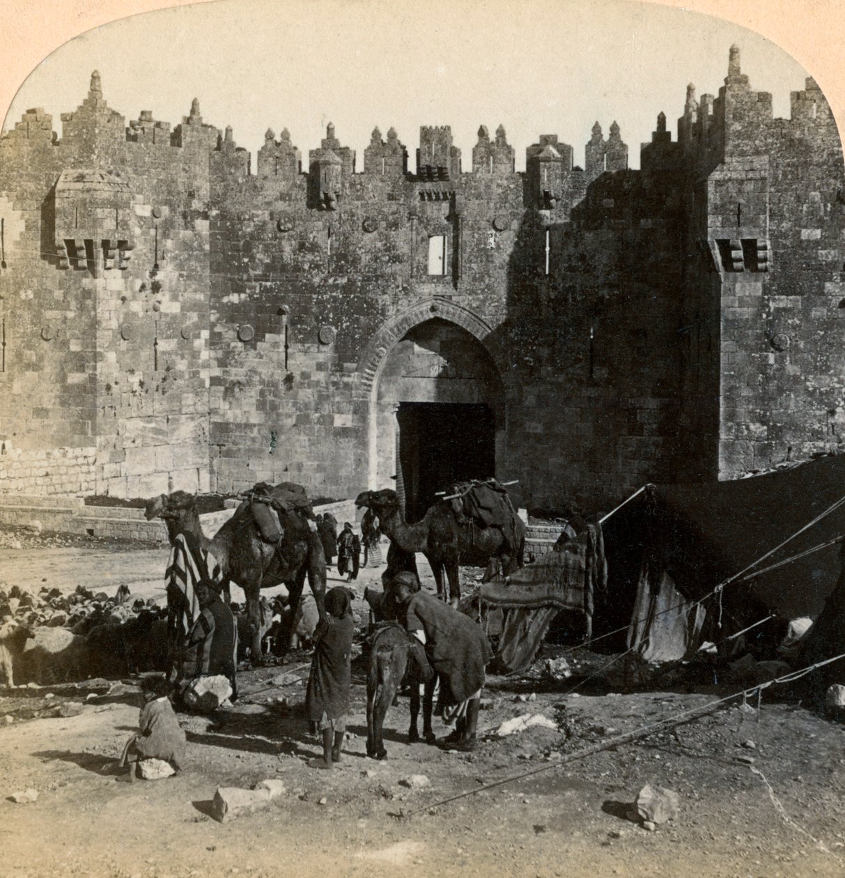 O portão de Damasco, a entrada norte de Jerusalém, Palestina, 1899. de Underwood and Underwood