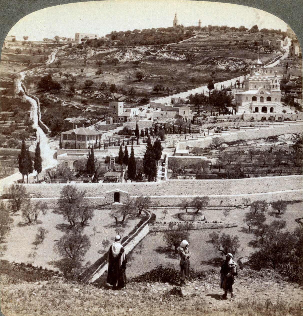 O Jardim do Getsêmani e o Monte das Oliveiras, Palestina, 1908. de Underwood and Underwood