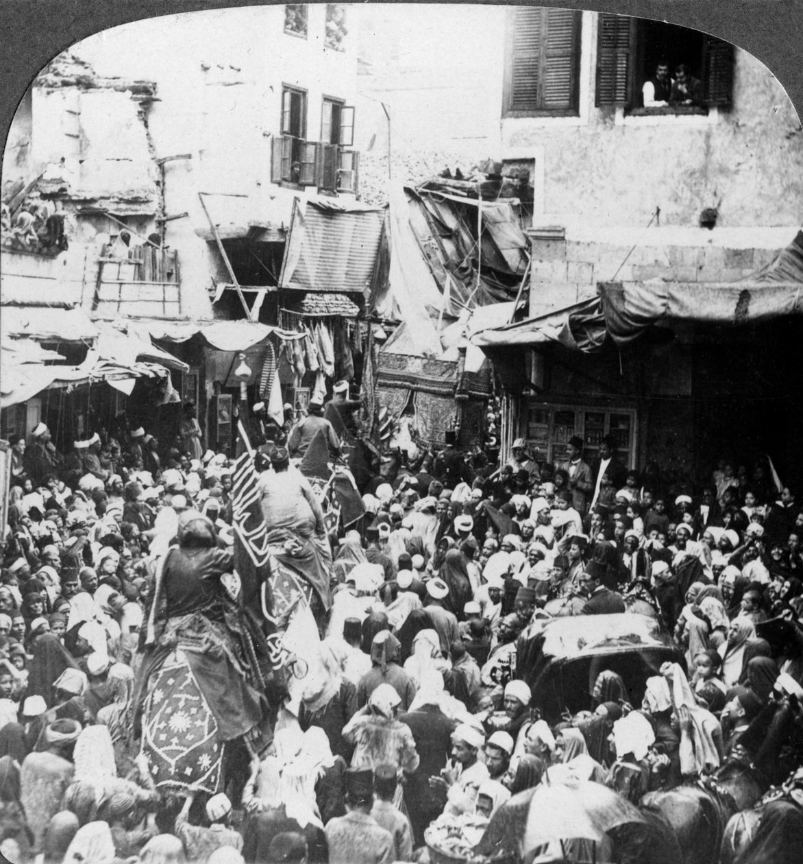 A parada do tapete sagrado com o Mahmal, Cairo, Egito, 1905. de Underwood and Underwood