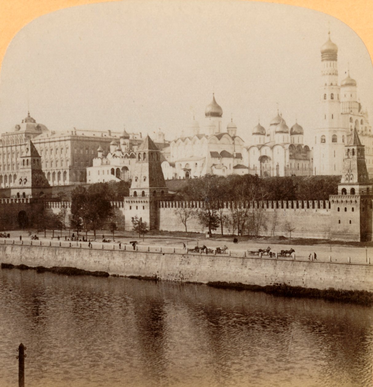 O Kremlin, Moscou, Rússia - Ali jazem nossos antigos czares adormecidos, 1898. de Underwood and Underwood