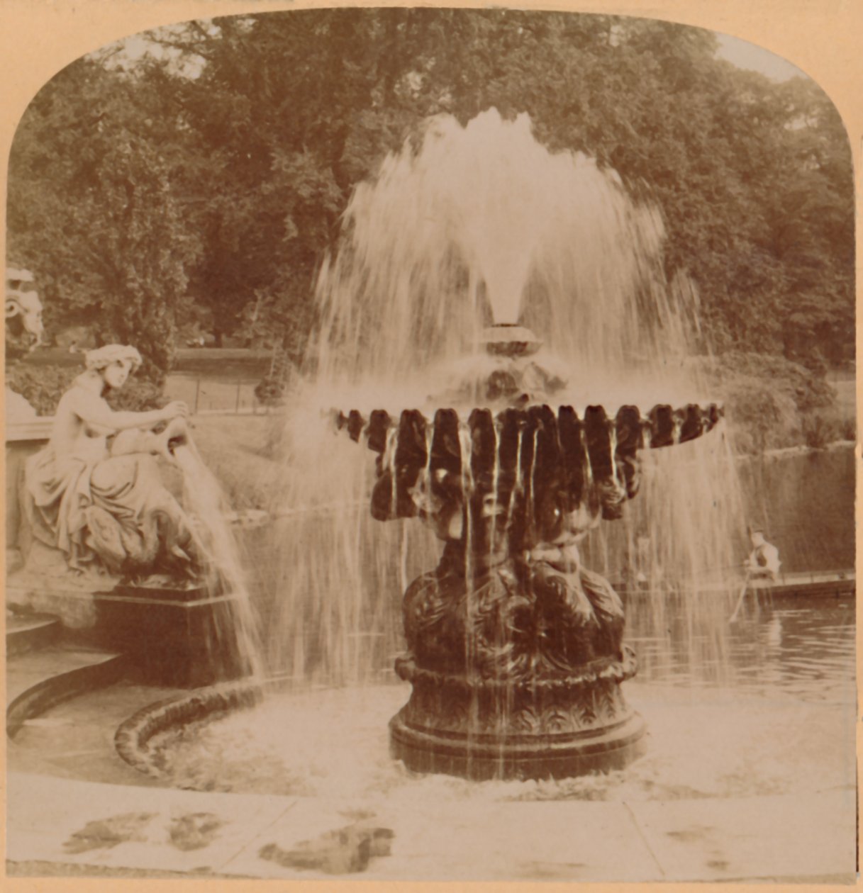 A Grande Fonte, Londres, Inglaterra, 1896. de Underwood and Underwood