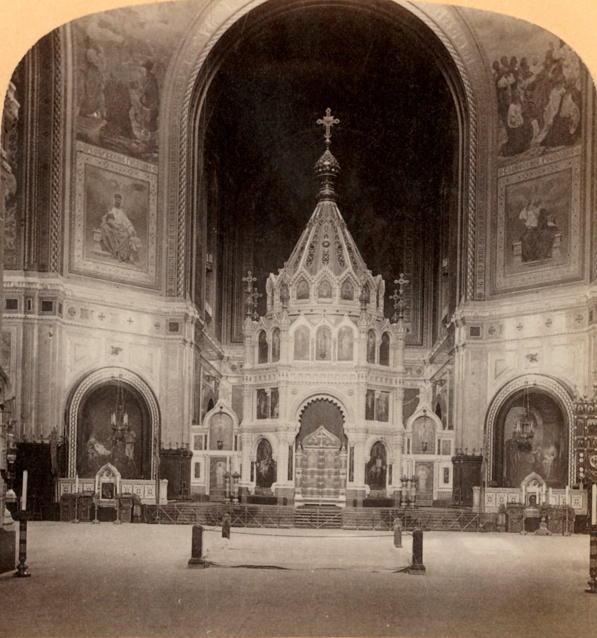 O Altar Magnífico, Templo de Nosso Salvador, maior igreja de Moscovo, Rússia, 1898. de Underwood and Underwood
