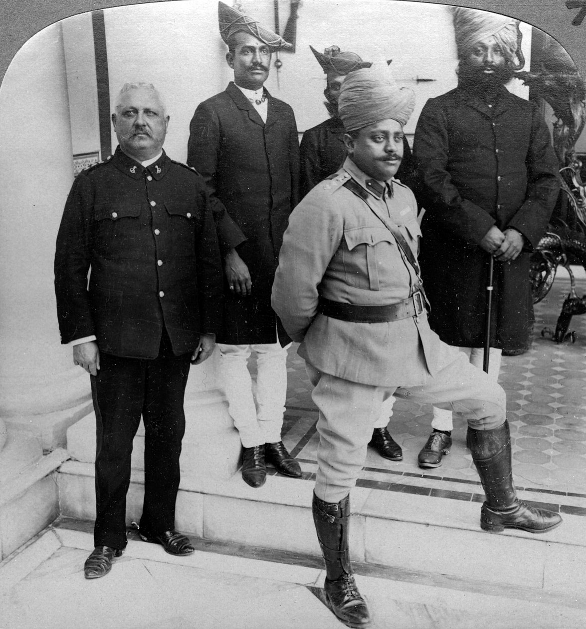 O marajá de Gwalior em casa, Madhya Pradesh, Índia, c1900s. de Underwood and Underwood