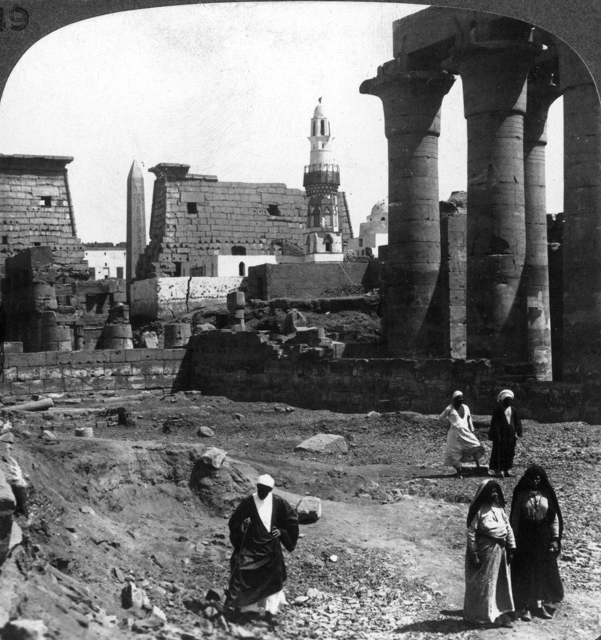 A mesquita muçulmana na corte do templo de Luxor, Tebas, Egito, 1905. de Underwood and Underwood