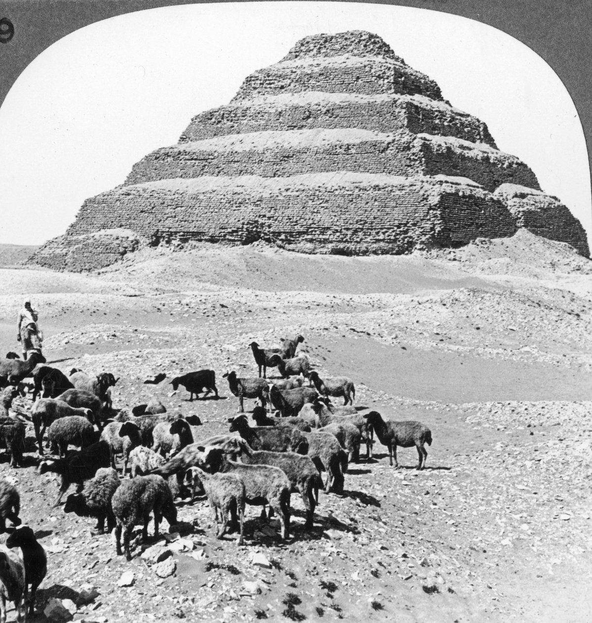 A pirâmide de Sakkarah, Egito, 1905. de Underwood and Underwood