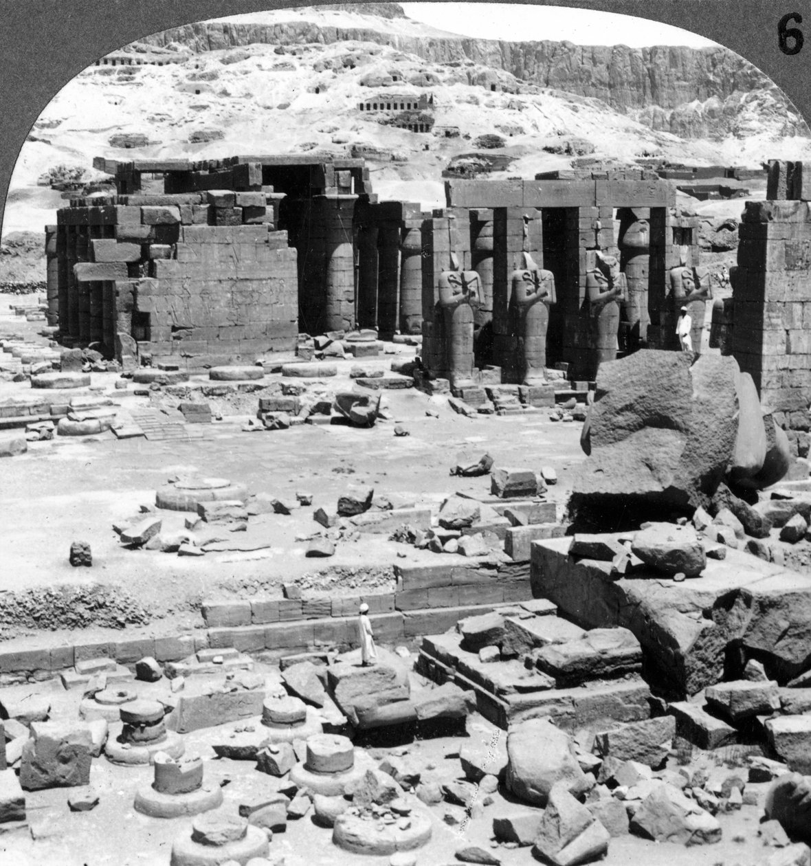 O Ramesseum, o templo de Ramsés II, em Tebas, Egito, 1905. de Underwood and Underwood