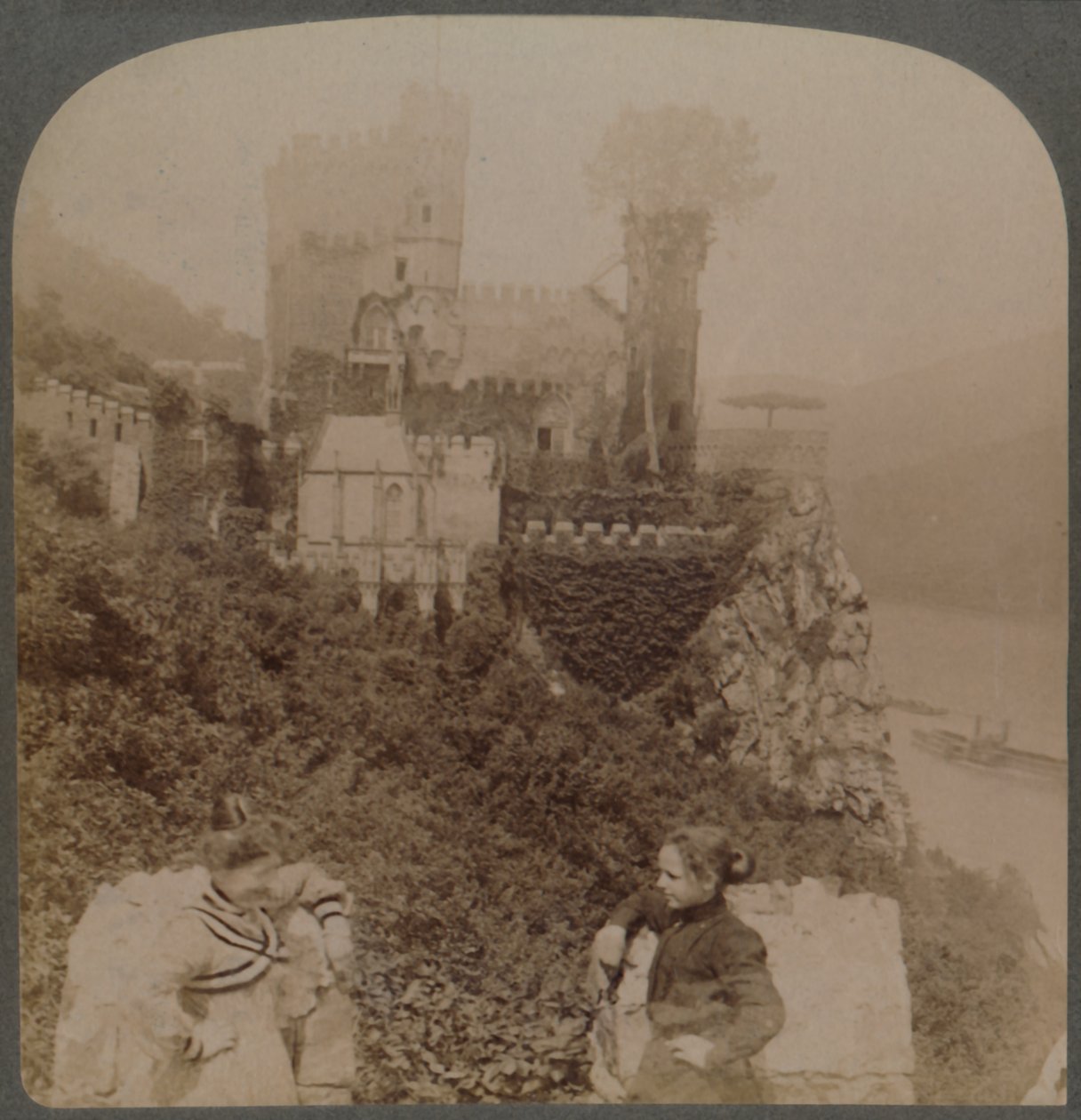 O Rheinstein, o mais pitoresco de castelos renais - N. da muralha de S. bastião, Alemanha, 1902. de Underwood and Underwood