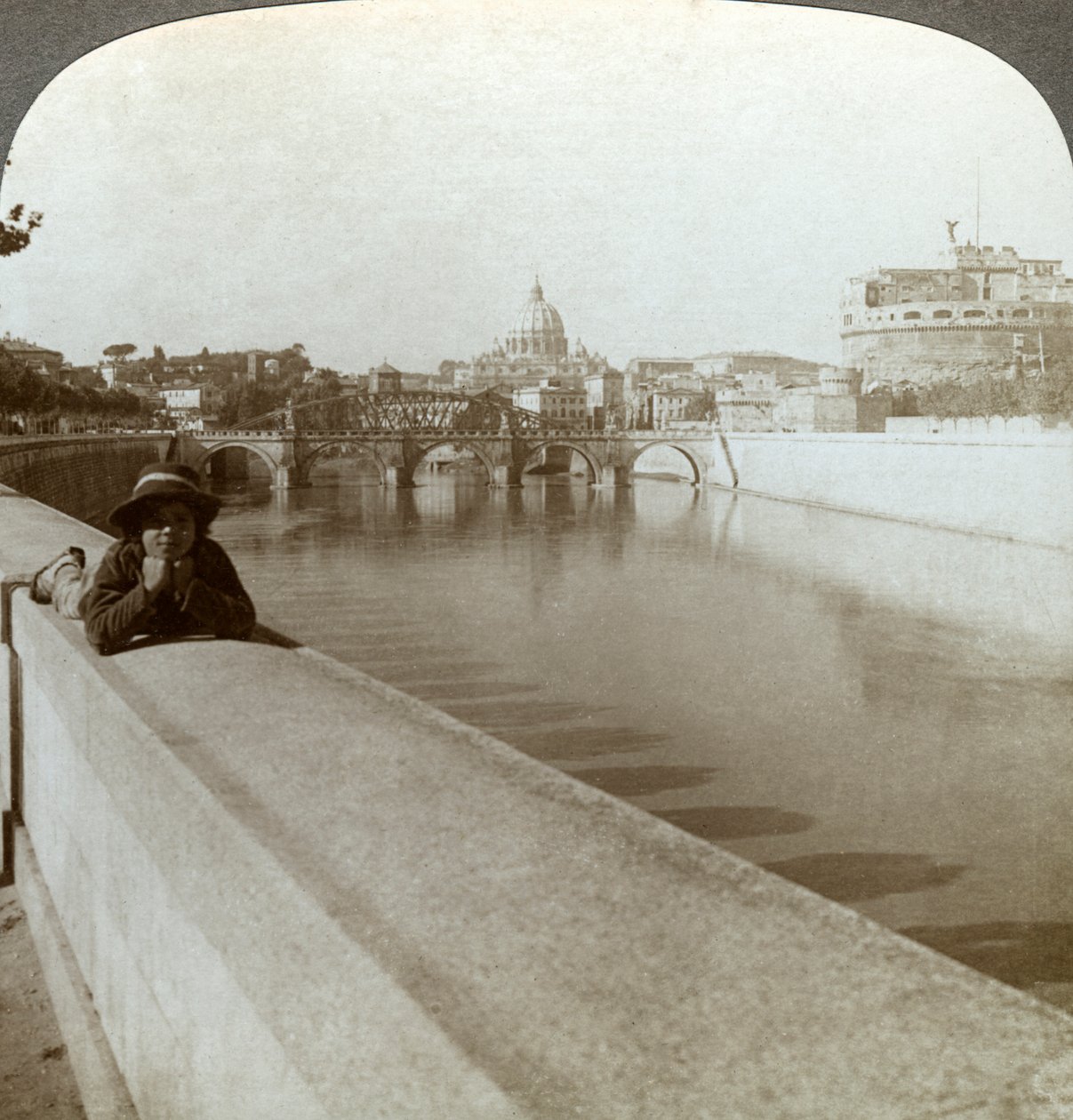 O rio Tibre, Castel Sant Angelo e St Peters Basilica, Roma, Itália. de Underwood and Underwood