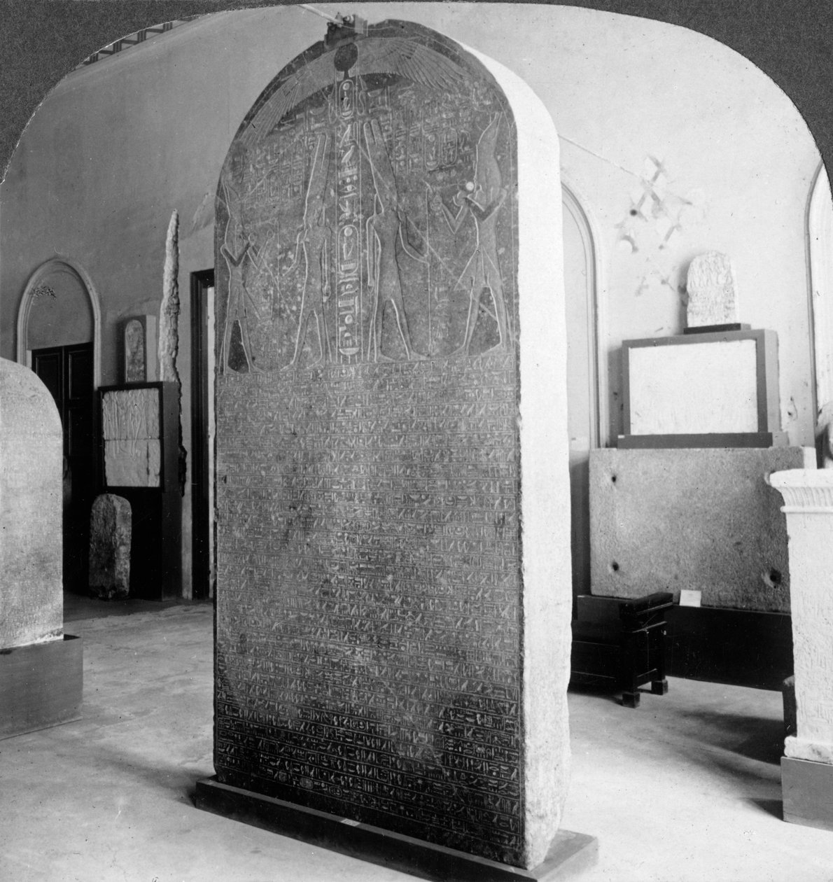 A Estela de Amenófis III, Museu do Cairo, Egito, 1905. de Underwood and Underwood