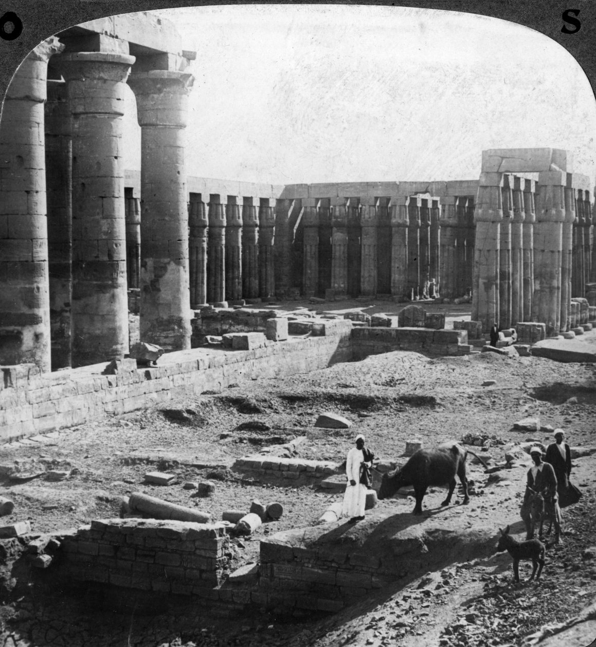 O templo de Luxor, Tebas, Egito, c1900. de Underwood and Underwood