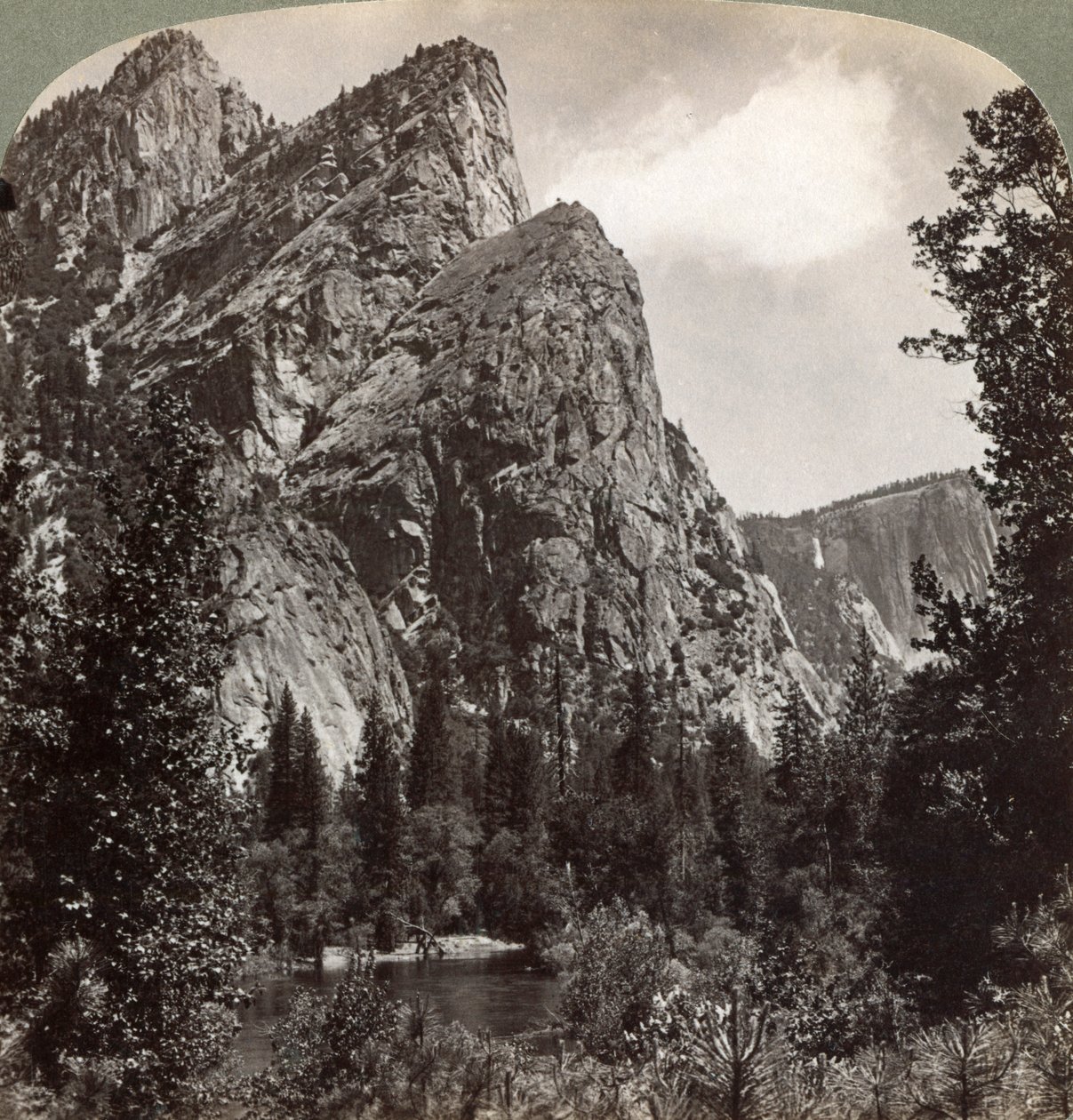 Os Três Irmãos, Vale de Yosemite, Califórnia, EUA, 1902 de Underwood and Underwood