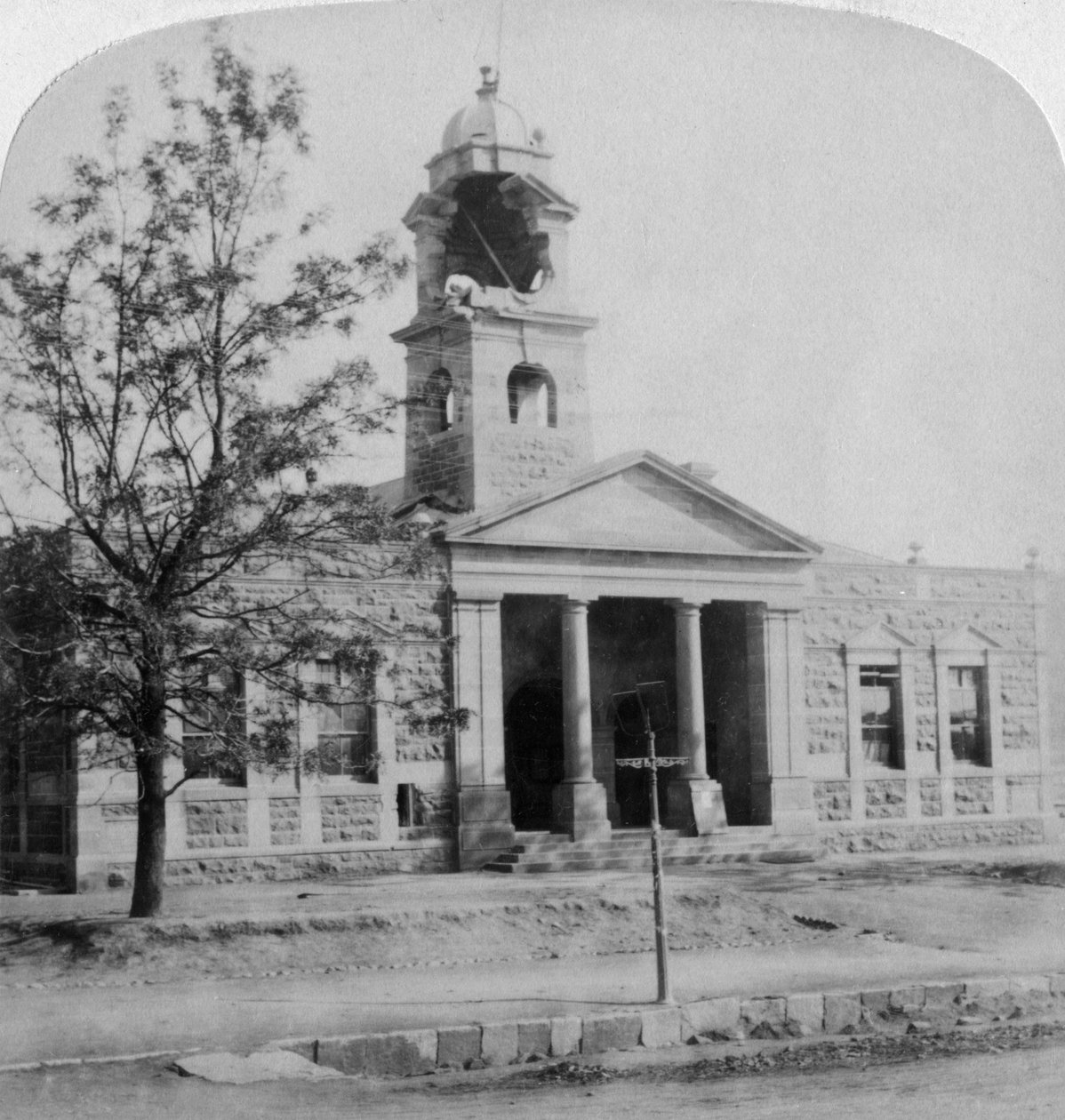 A prefeitura, atingida por uma concha de Boer durante o cerco, Ladysmith, África do Sul, 1901 de Underwood and Underwood