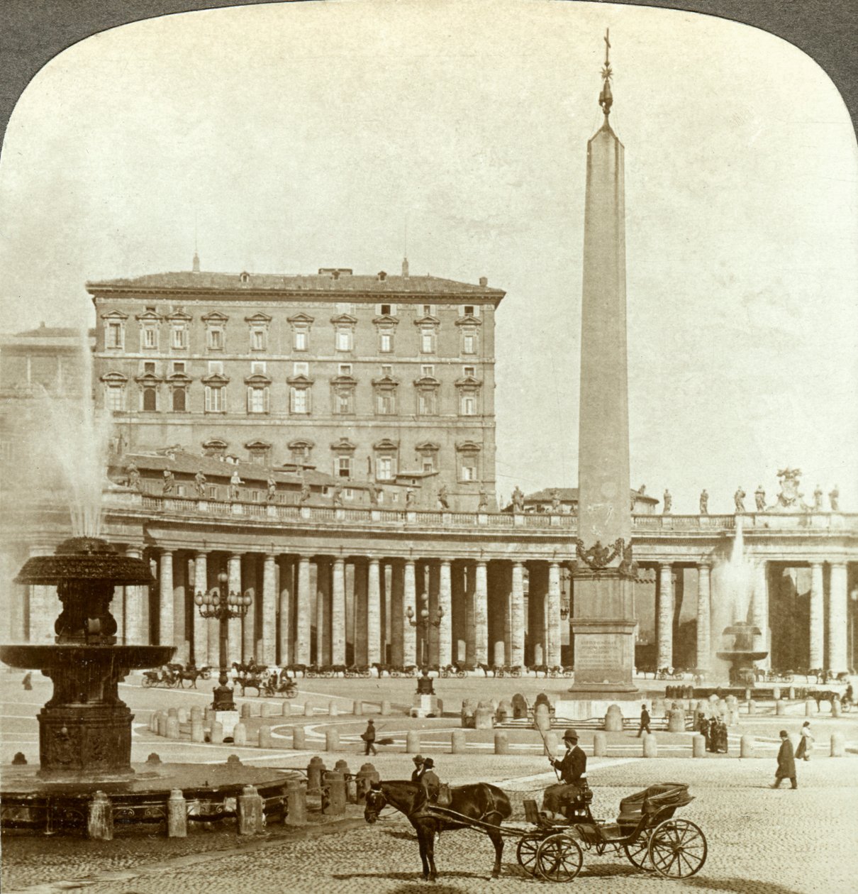 O Palácio do Vaticano de St Peters Square, Roma, Itália. de Underwood and Underwood