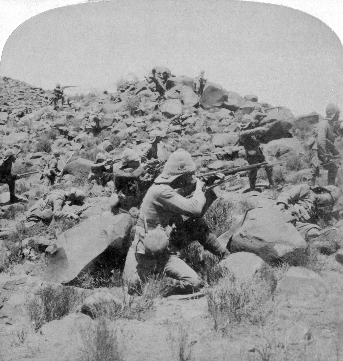 Os Warwicks lutando com os Boers perto de Weppener, leste de Bloemfontein, África do Sul, 1901 de Underwood and Underwood