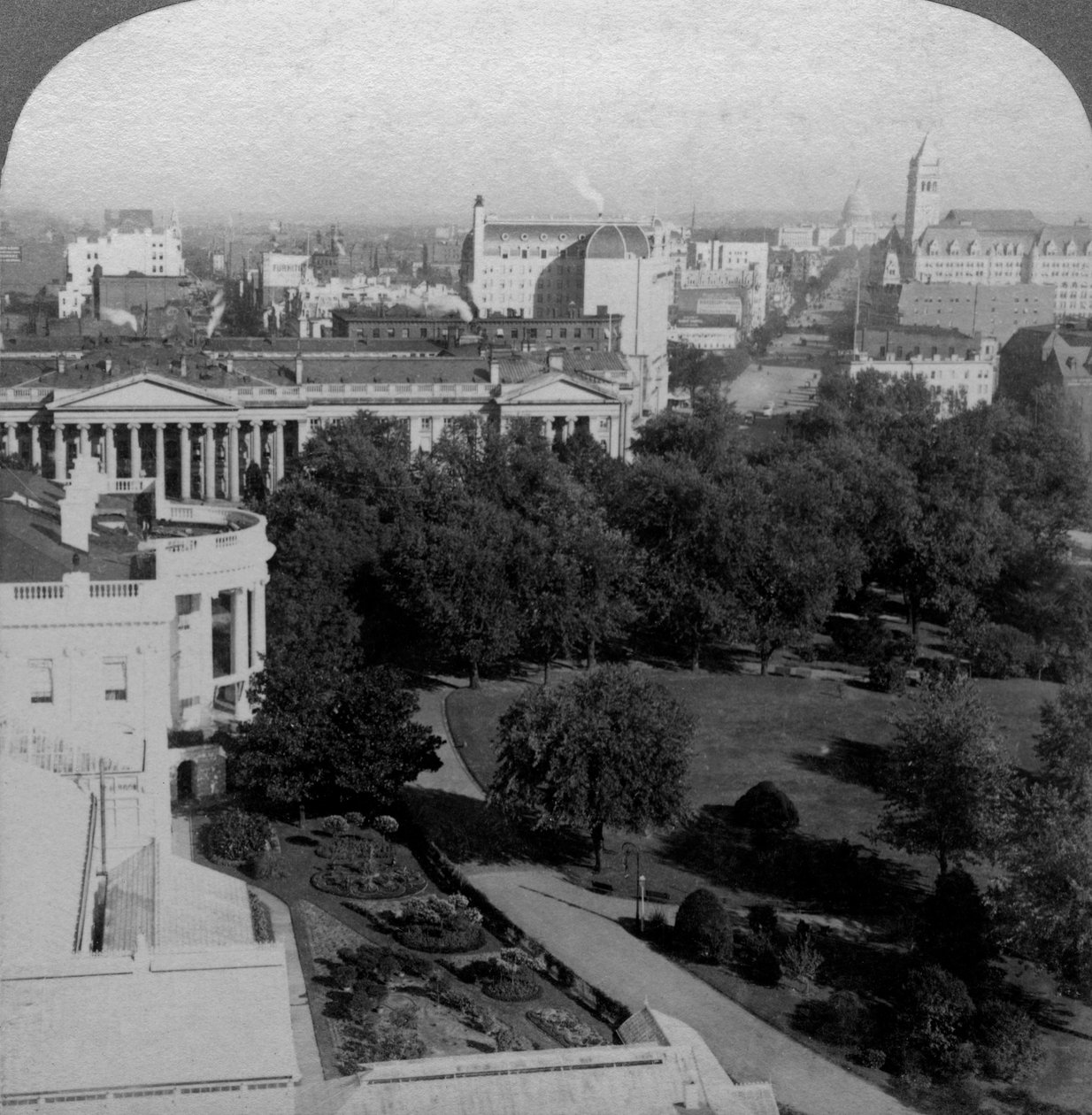 A Casa Branca e o Edifício do Tesouro, Washington DC, EUA. de Underwood and Underwood