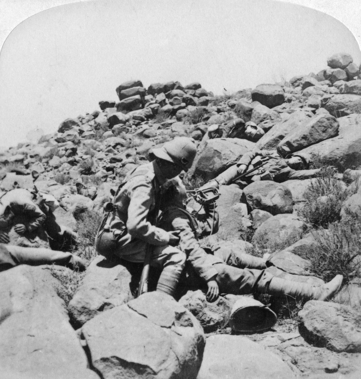 A última chamada dos buglers moribundos, um incidente no campo de batalha, Gras Pan, África do Sul, 1900 de Underwood and Underwood