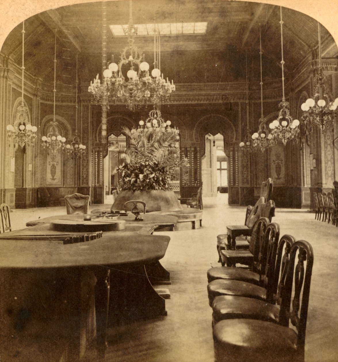 O famoso salão de roleta, cassino, Monte Carlo, Mônaco, 1897. de Underwood and Underwood
